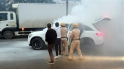 CSGT cùng người dân dập tắt đám cháy ô tô