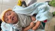 Đáng thương bé trai 2 tháng tuổi bị bỏ rơi trong khu dân cư