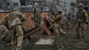 Nga giành hết cao điểm, Ukraine sơ tán dân khỏi "pháo đài" Bakhmut