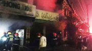 Kịp thời cứu 4 người ra khỏi đám cháy shop quần áo trẻ em