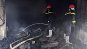 Cảnh sát khống chế đám cháy kho than củi trong đêm