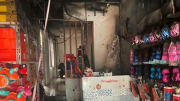 Cảnh sát phá cửa cứu 2 nạn nhân mắc kẹt trong ngôi nhà bốc cháy