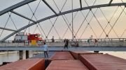 Sà lan chở 27 container bị kẹt cứng dưới gầm cầu Măng Thít