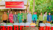Công an tỉnh Bạc Liêu tặng quà nhân dân vùng căn cứ cách mạng