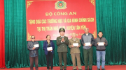Bộ Công an tặng quà trường học, gia đình chính sách ở Bắc Giang