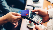 Cẩn thận "thủng ví" khi được mời rút tiền mặt từ thẻ tín dụng