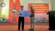 Nguyên Phó Thủ tướng Trương Hòa Bình trao học bổng cho học sinh nghèo Gia Lai