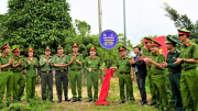 Tặng quà trị giá 340 triệu đồng cho người dân nghèo và Công an xã vùng biên