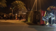 Xe tải “cướp đường” tông xe khách khi qua vòng xuyến, 13 người bị thương