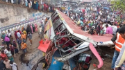 Xe buýt Bangladesh đâm vào lan can cao tốc khiến 19 người chết