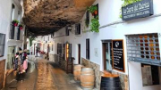 Thị trấn “đá đè” ở Tây Ban Nha