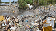 Bờ biển TP Bạc Liêu tràn ngập rác thải
