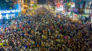 Hàng nghìn người dân, du khách chen chân trên tuyến phố đi bộ ở Huế