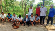 11 người tụ tập trong vườn dừa để đá gà ăn tiền