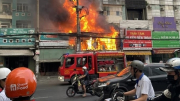 Dập tắt đám cháy lớn trong quán cơm gần bến xe Miền Đông cũ
