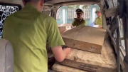 Tài xế ôtô “thông chốt” bỏ lại gỗ lậu