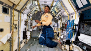 Nữ phi hành gia da màu đầu tiên bay vào vũ trụ