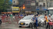 Dập tắt đám cháy tại kho chứa quần, áo trên phố Lê Duẩn