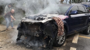 Xe ô tô bốc cháy dữ dội khi lên đèo Mimosa