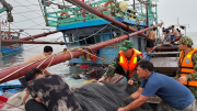 Cứu hộ thành công 6 ngư dân gặp nạn trên biển