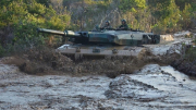 Binh sĩ Nga dìm xe tăng Leopard xuống bùn lầy ở Kherson