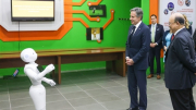 Ngoại trưởng Mỹ "dự khán" trận đấu robot của sinh viên trường Đại học Bách khoa Hà Nội