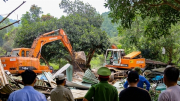 Tháo dỡ 58 nhà hàng, quán nhậu xây dựng "chui" trên bán đảo Sơn Trà