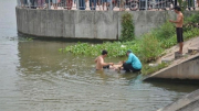 Nhậu say rồi thách thách nhau bơi qua sông, 1 người tử vong