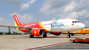 Máy bay Vietjet sơn biểu tượng du lịch ấn tượng đáp xuống sân bay Tân Sơn Nhất