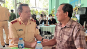 Đoàn công tác Cục CSGT chia sẻ, động viên thân nhân gia đình Trung tá Nguyễn Xuân Hào