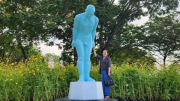 Tượng “Người đàn ông cúi chào” do Hàn Quốc trao tặng trưng bày tại Huế