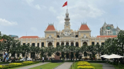 Du khách bắt đầu tham quan trụ sở UBND TP Hồ Chí Minh
