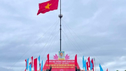 Xúc động lễ Thượng cờ Thống nhất non sông tại Đôi bờ Hiền Lương - Bến Hải