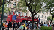 Hà Nội: Người dân đỏ mắt xếp hàng chờ trải nghiệm xe buýt 2 tầng miễn phí