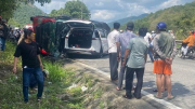Xe tải lật trên đèo Bảo Lộc đè xe ô tô 7 chỗ, 5 người bị thương