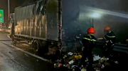 Ôtô tải bốc cháy trên cao tốc Trung Lương - Mỹ Thuận