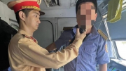 CSGT kiểm tra nồng độ cồn tổ lái tàu khách trật đường ray tại Huế