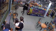 Nhóm côn đồ mang hung khí truy sát đối thủ vào siêu thị chém thương tích