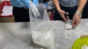Phát hiện 1,37 kg nghi ma túy đá trong kiện hàng chuyển phát nhanh đi Nhật