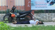 Người đàn ông tử vong bên cạnh xe máy