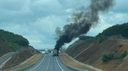 Xe container bốc cháy dữ dội trên cao tốc Cam Lộ -  La Sơn