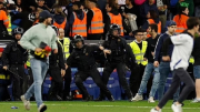 Cổ động viên đối thủ tràn xuống sân khi Barca ăn mừng chức vô địch