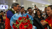 Người hâm mộ ra sân bay đón tuyển nữ Việt Nam sau chiến tích lịch sử