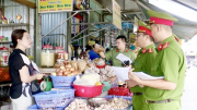 Công an Bạc Liêu tuyên truyền người dân đảm bảo vệ sinh an toàn thực phẩm