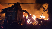Xưởng gỗ ở Cần Thơ bị cháy rụi trong đêm