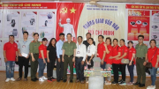 Cơ quan đại diện Cục Truyền thông CAND TP Hồ Chí Minh trao quà từ thiện tại Bình Phước