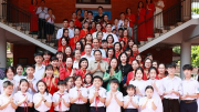 Thủ tướng Phạm Minh Chính thăm trẻ em có hoàn cảnh đặc biệt khó khăn