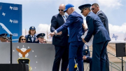 Tổng thống Biden vấp ngã trên sân khấu Học viện Không quân Mỹ