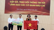 Hội nhà báo Việt Nam trao tặng cờ Tổ quốc và học bổng