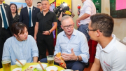 Thủ tướng Australia thưởng thức bia hơi, dùng bữa trưa tại phố cổ Hà Nội